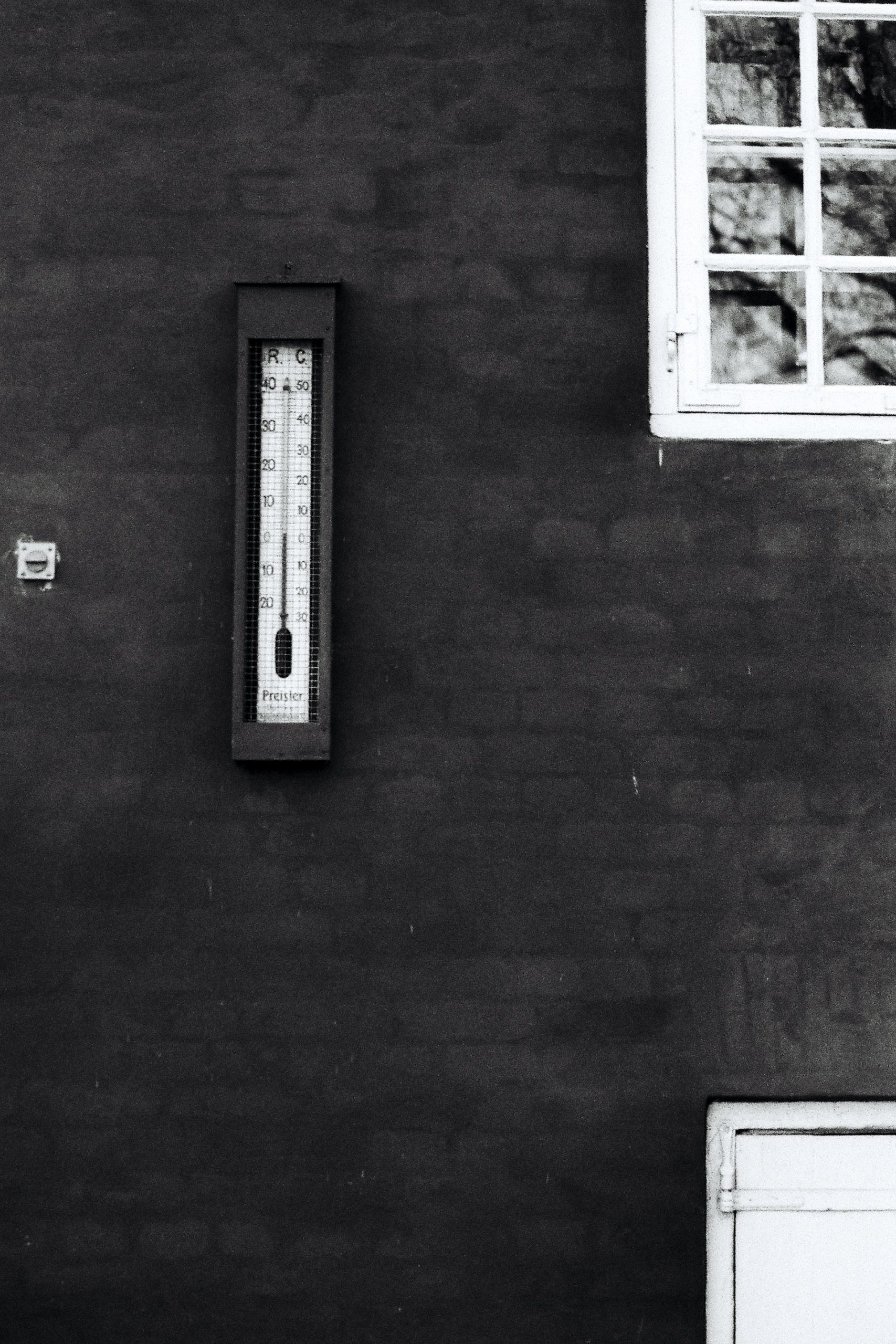 Thermometer aan de muur